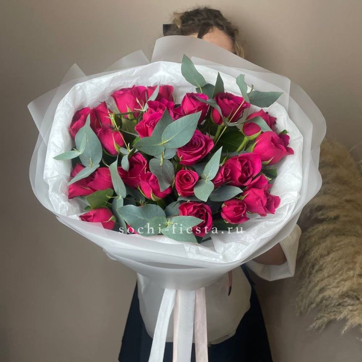 25 малиновых роз с эвкалиптом в Саранске