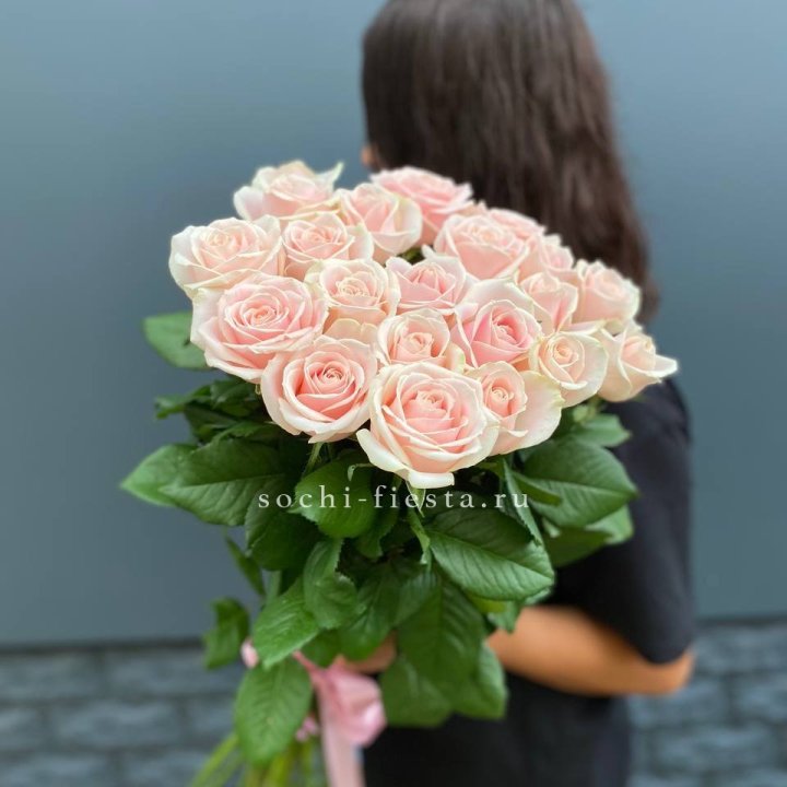 Высокие розовые розы в Саранске