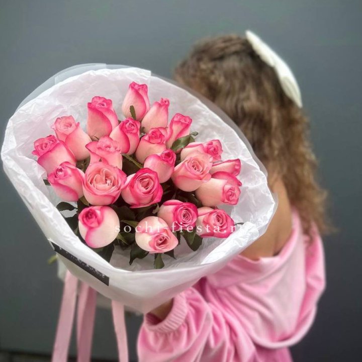 21 розовые розы Венди  в оформлении в Саранске