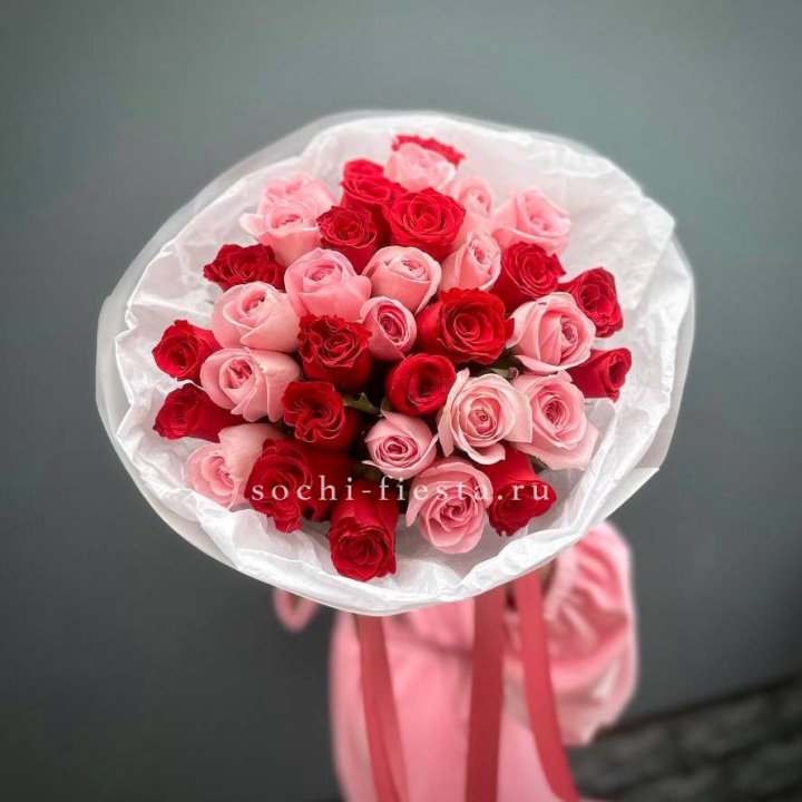 Букет красных и розовых 35 роз в Саранске