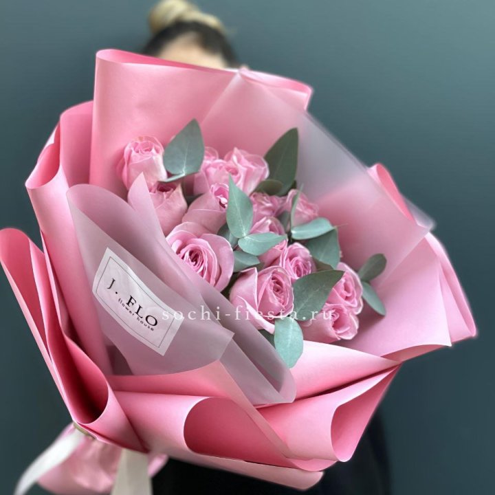 15 Розовых роз с эвкалиптом в Саранске