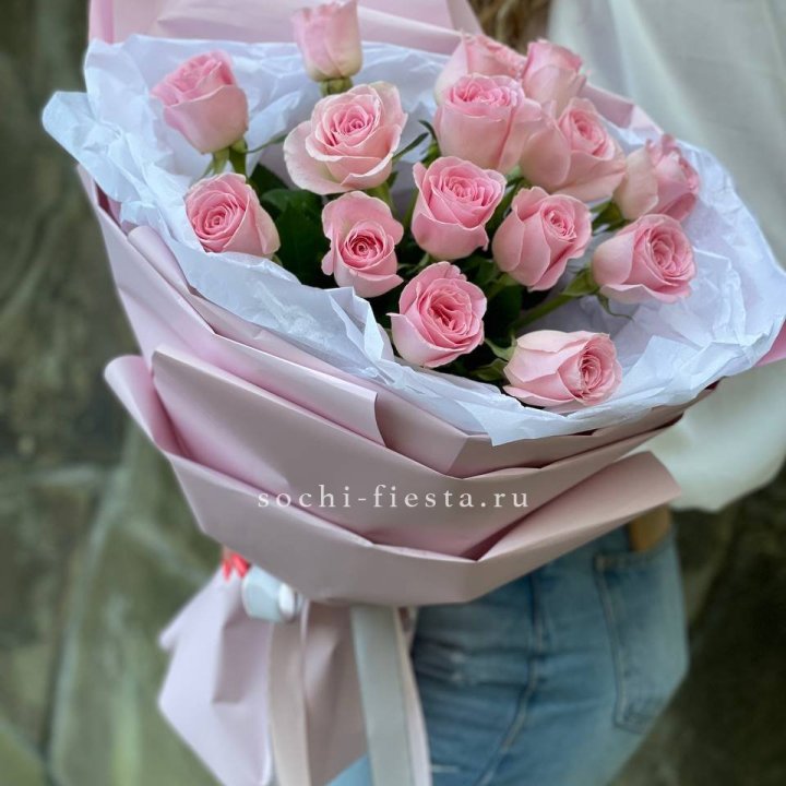 Розовые розы в авторском оформлении в Саранске