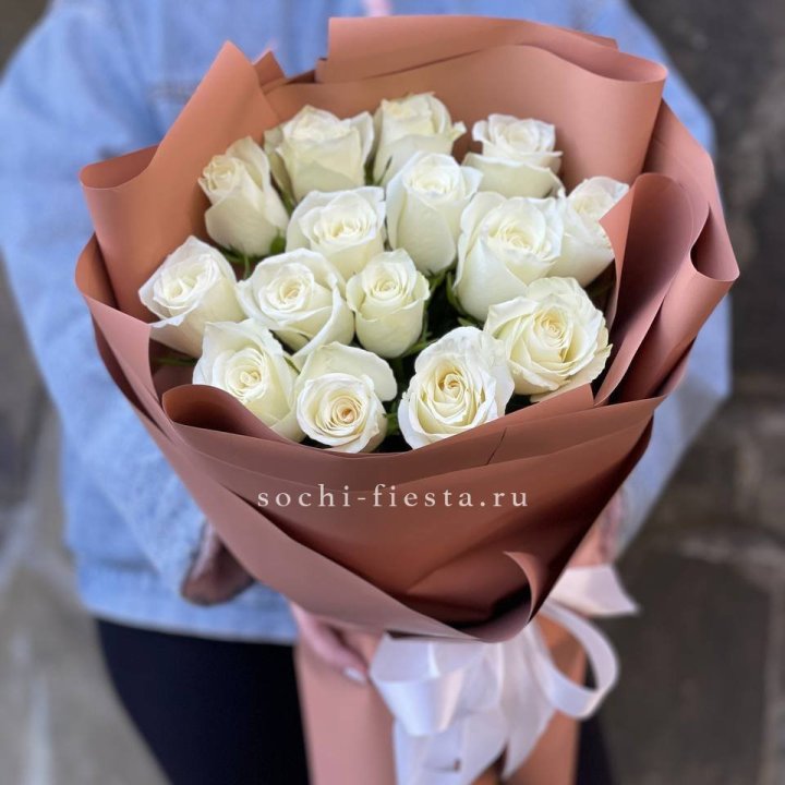 15 белых роз сиена в Саранске