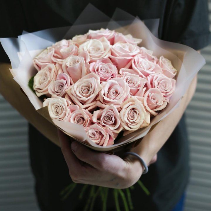 27 кремовых роз в Саранске