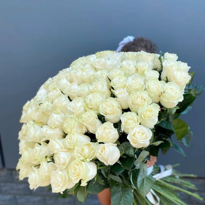 101 белая высокая роза в Саранске
