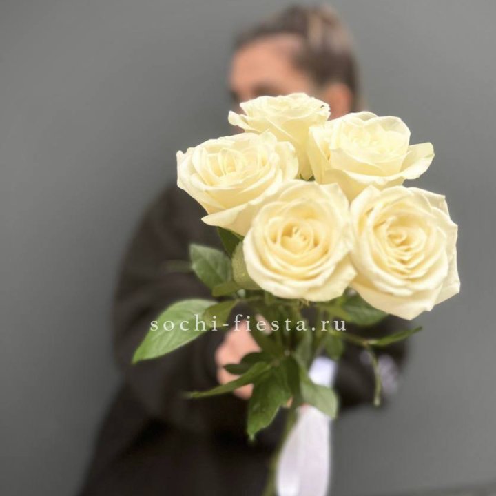 Букет 5 белых роз  в Саранске