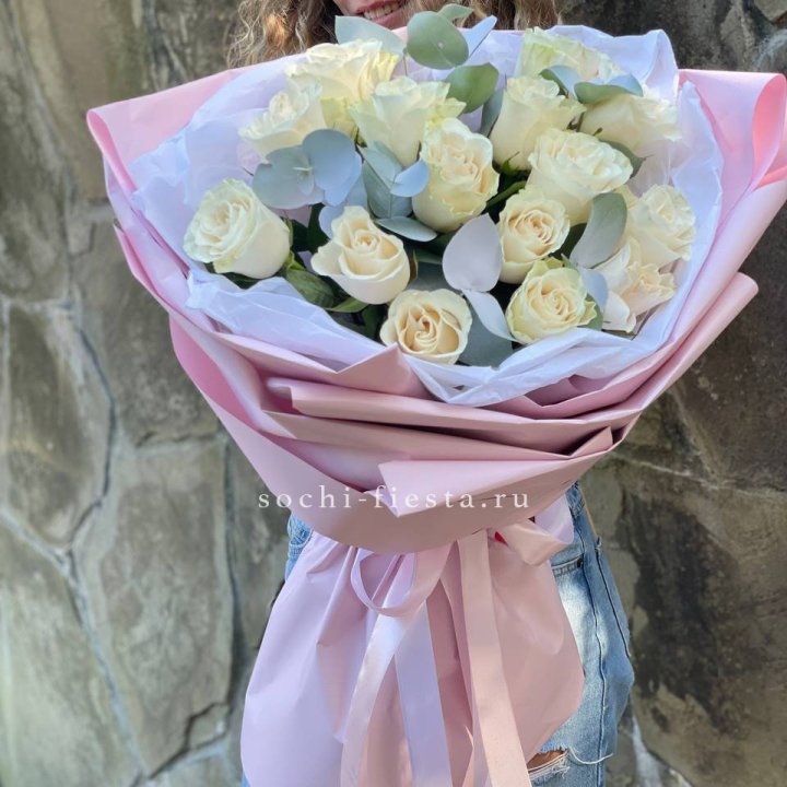 Белые розы в авторском оформлении в Саранске