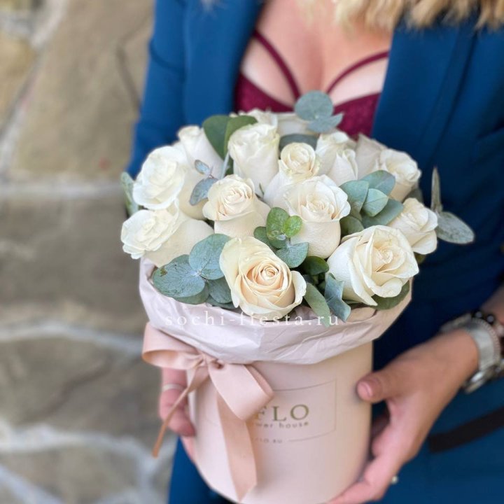 Цилиндр из белых роз в Саранске