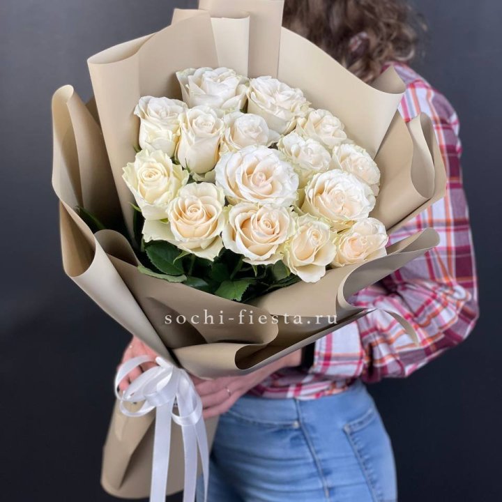 15 белых роз кофе в Саранске
