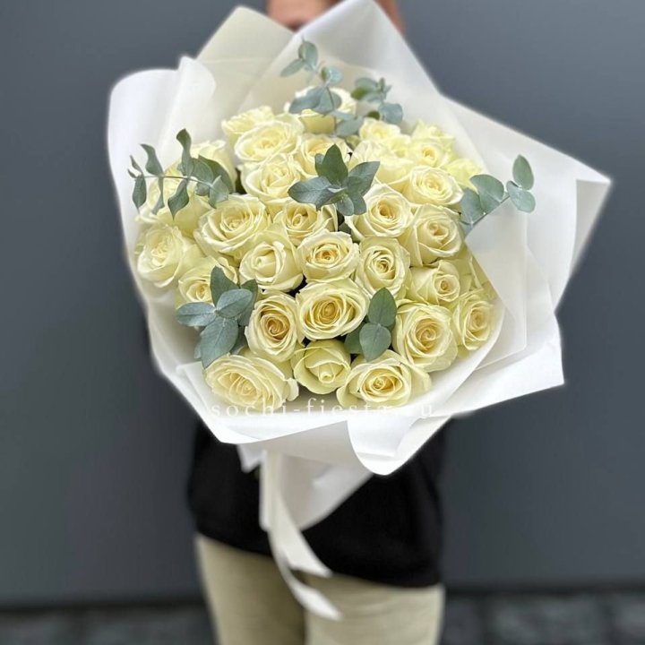 31 белая роза с эвкалиптом в Саранске