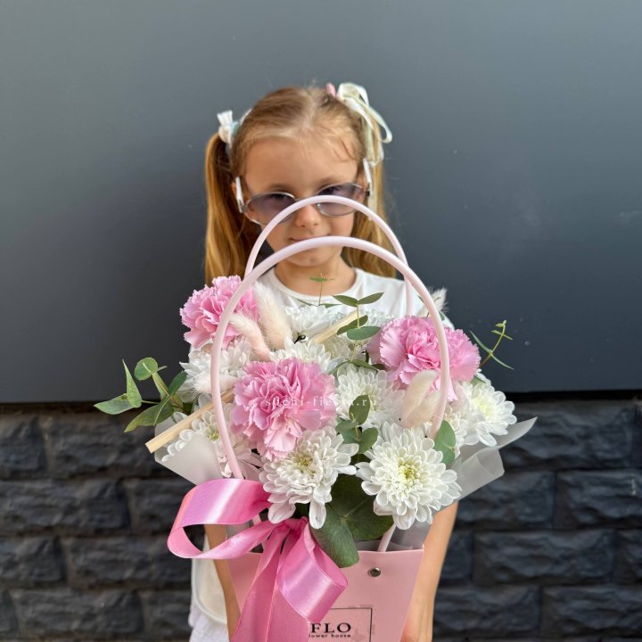 Сумочка из стойких хризантем и диантуса в Саранске