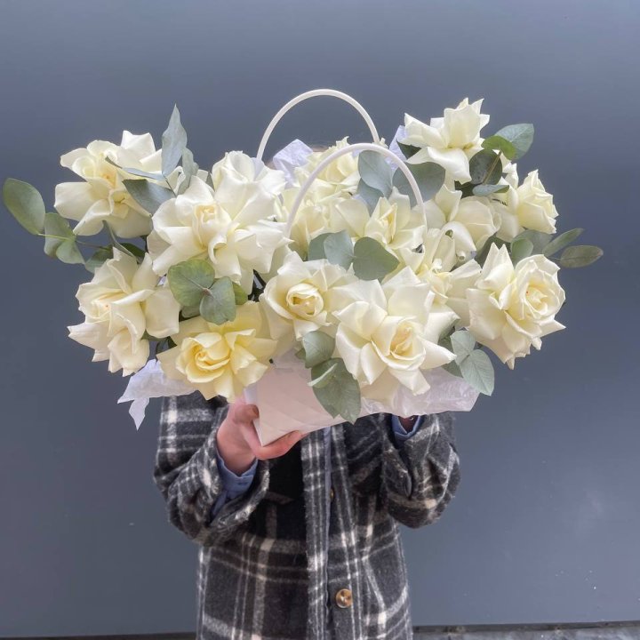 15 белых роз в сумочке в Саранске