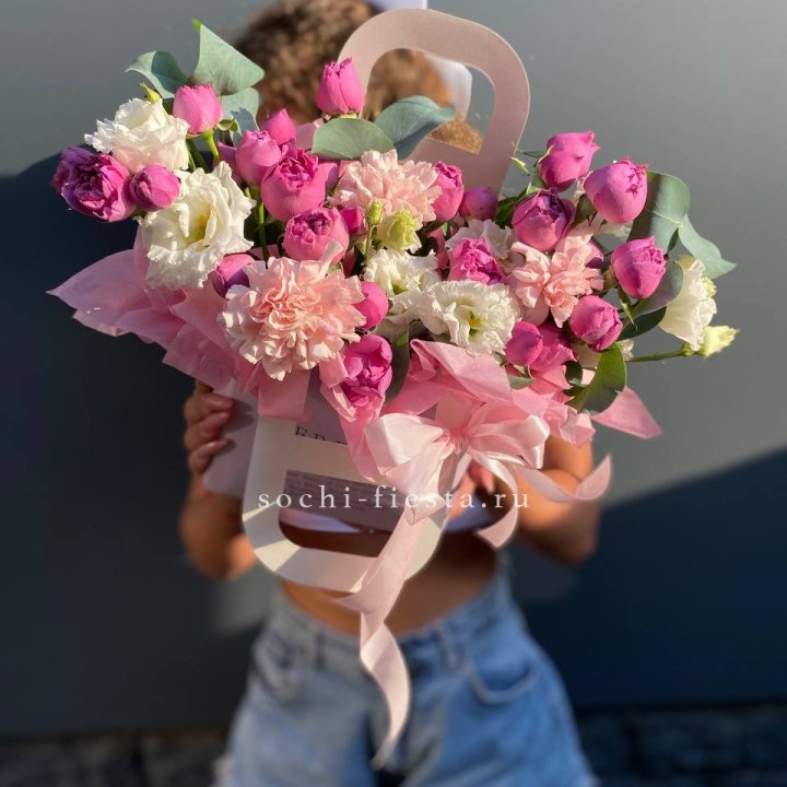 Сумочка с кустовой розой и диантусами в Саранске