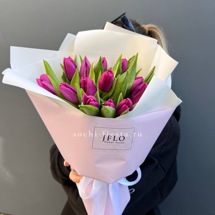 15 пурпурных тюльпанов в Саранске